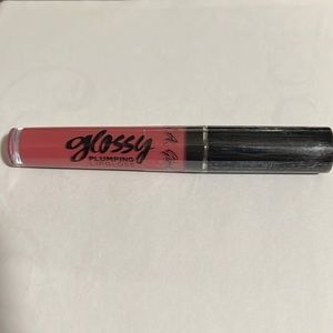 Sealed lip plumping lipgloss in color pink up.